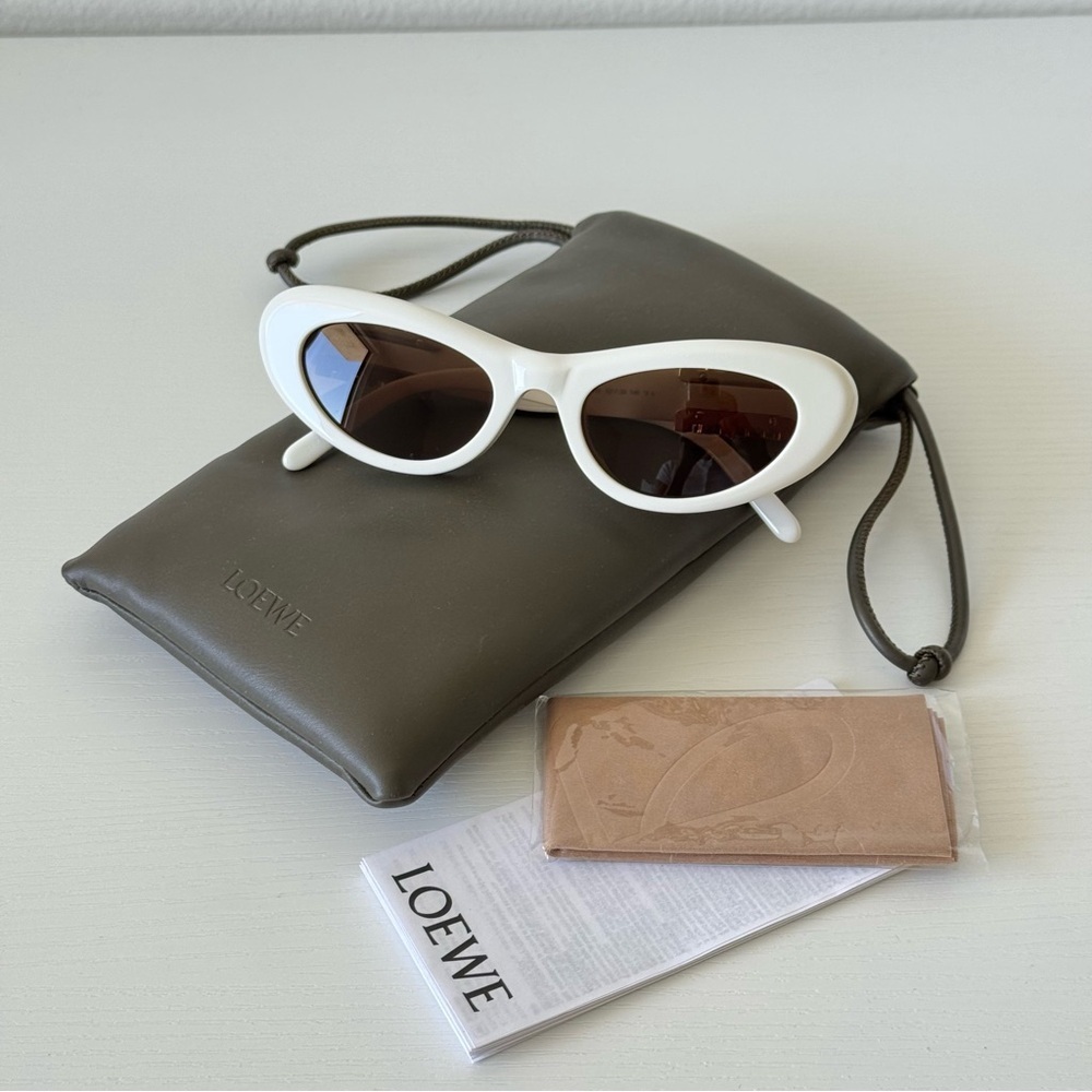 New! Loewe White Cat-Eye Sunglasses with Brown Lenses LW40156U 25E, Authentic